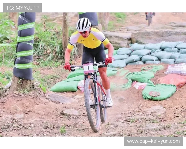 自行车越野泥地赛出现惊险滑步