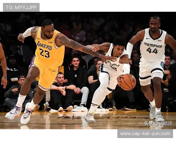 湖人季中战术：如何在球员轮换中保持攻守均衡